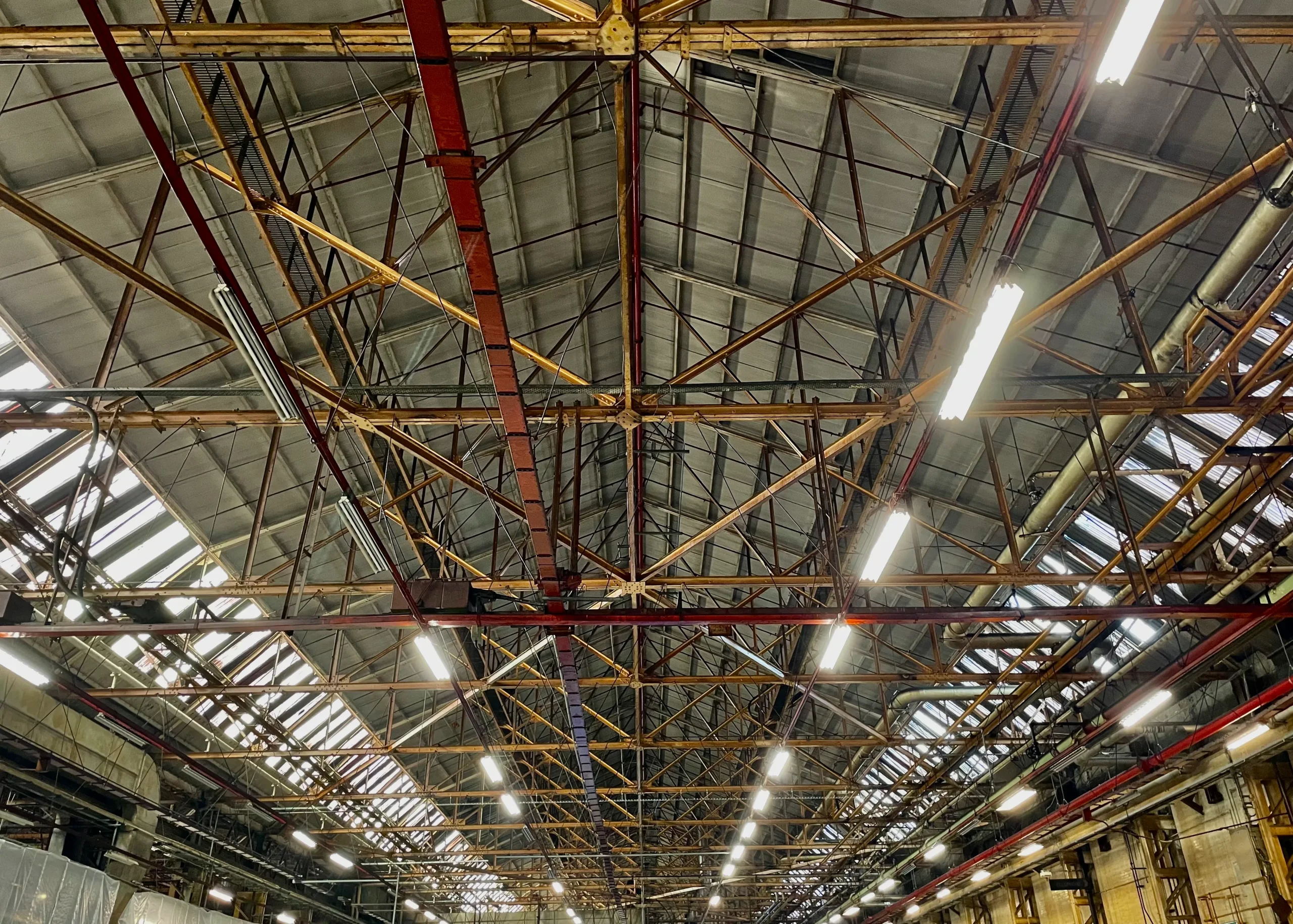 Sistemas de iluminación en una estructura amplia, que pertenece a una industria