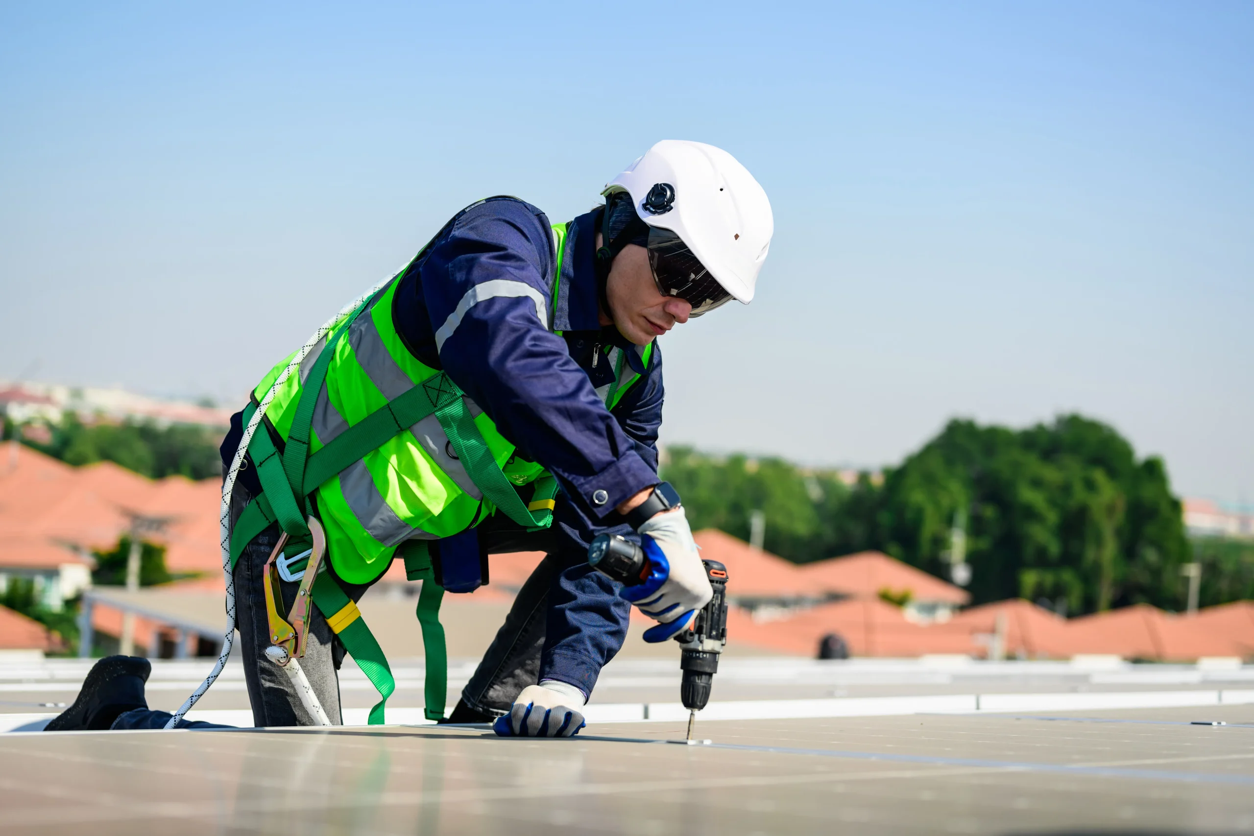Sobre un techo, hay un hombre con equipo profesional y está haciendo mantenimiento cubiertas