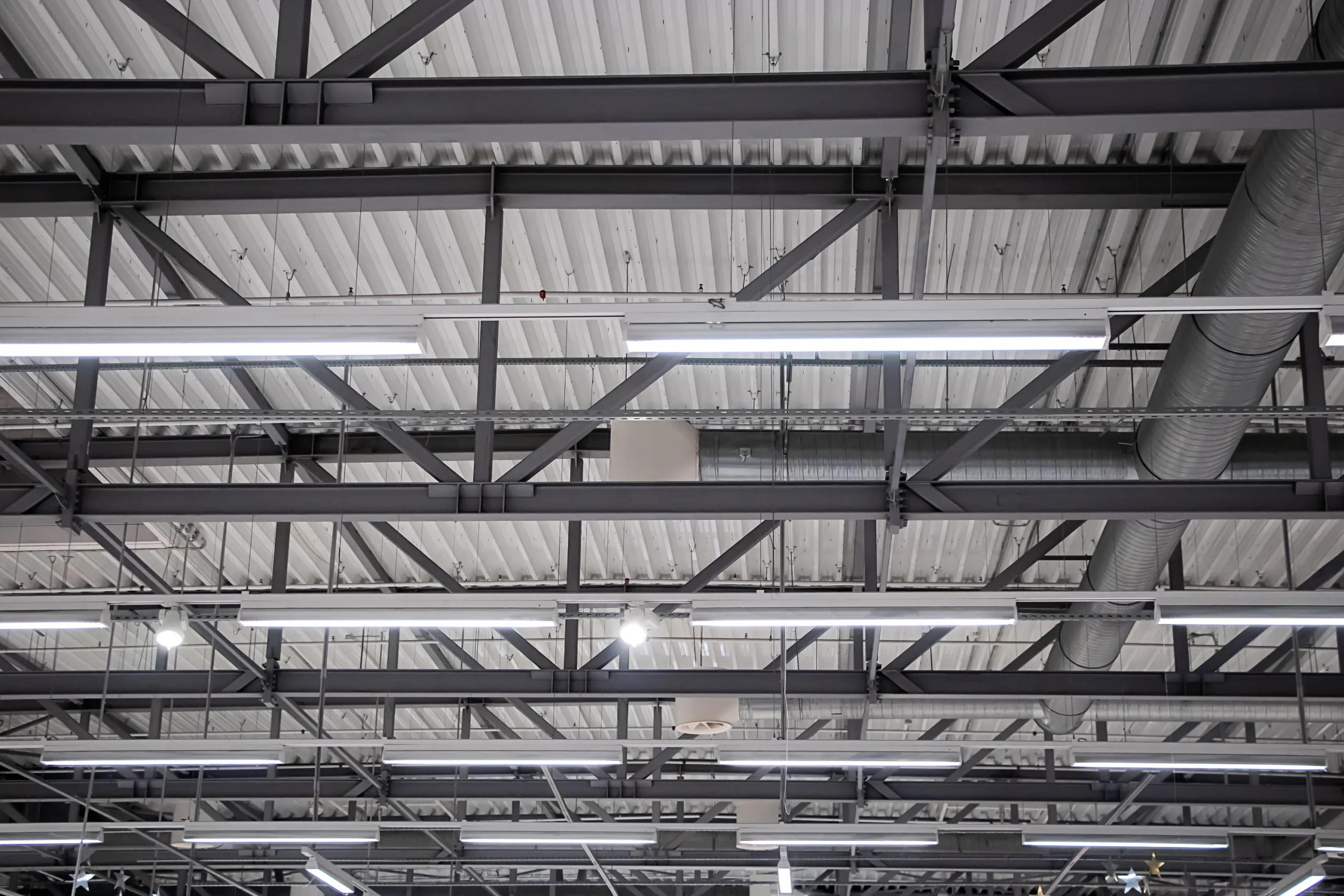 Sistemas de iluminación en un techo de una industria, es una estructura amplia