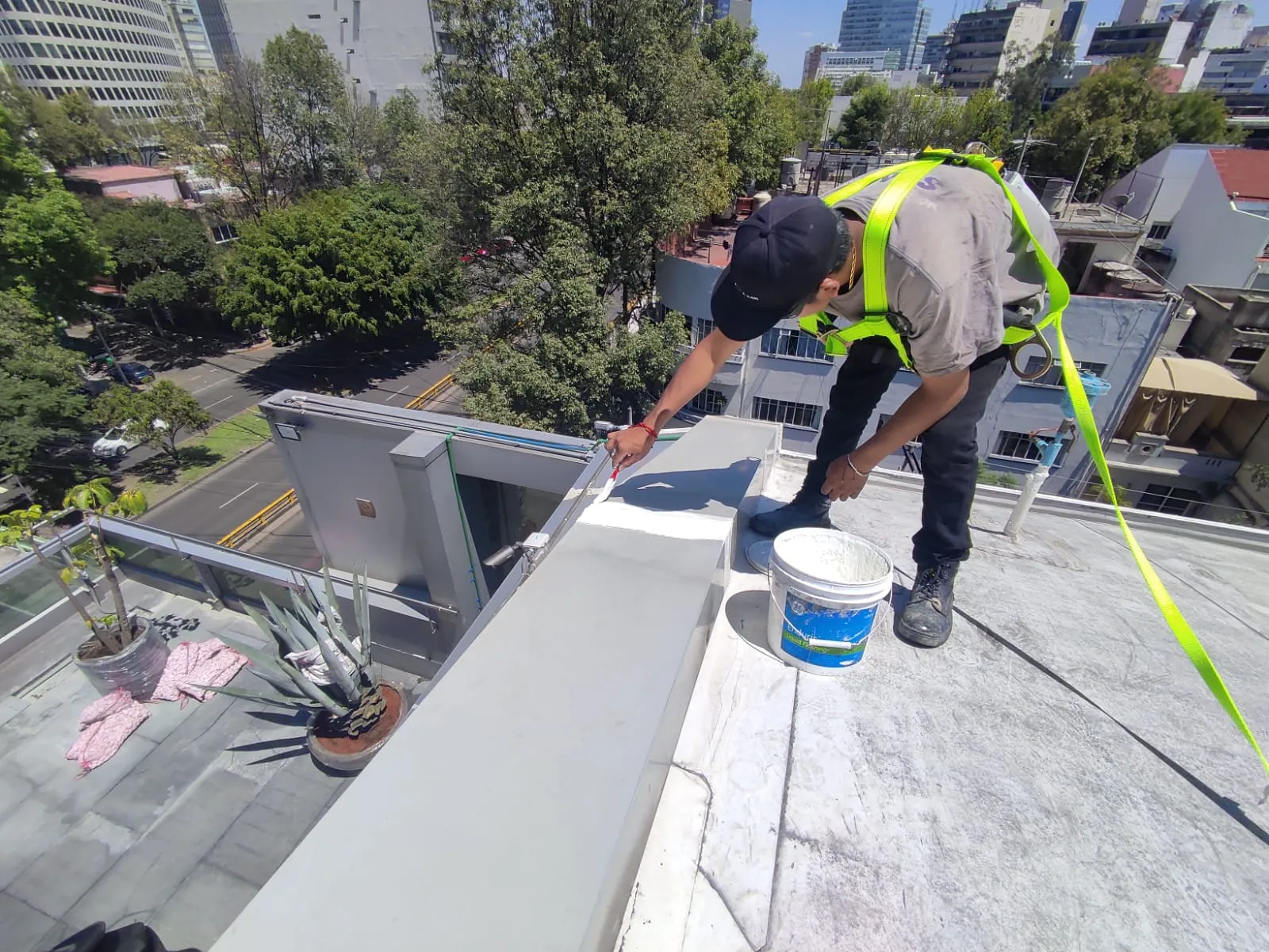 Hombre verificando las uniones de la estructura como parte de los trabajos de mantenimiento preventivo de techos y cubiertas.