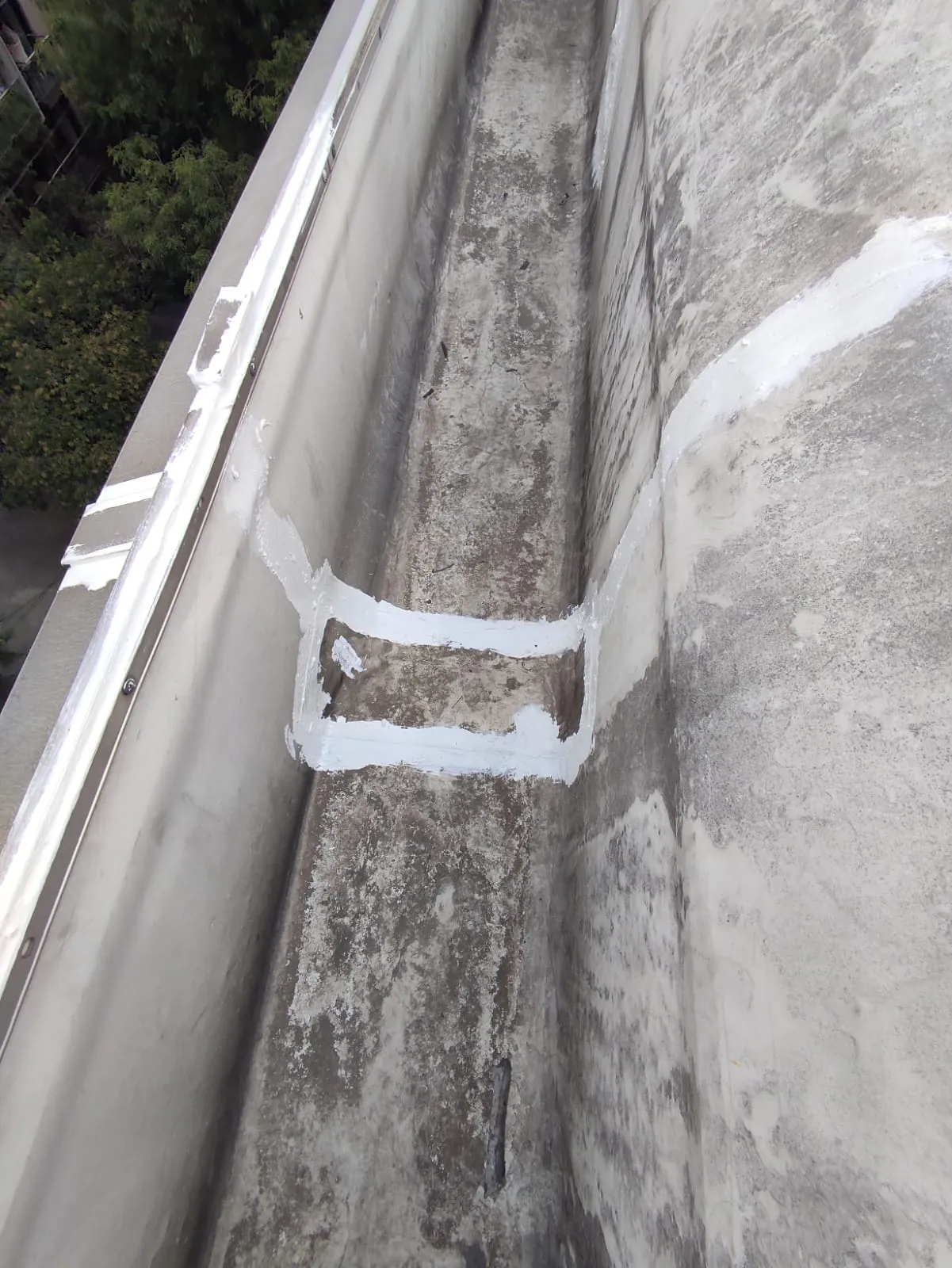 Instalación de canalones de gran formato para desagüe correcto de agua pluvial para evitar daños estructurales