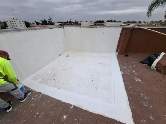 Preparación de una base para nueva cubierta en una estructura cuadrada, ilustrando la versatilidad de los tipos de cubiertas para techos en proyectos.