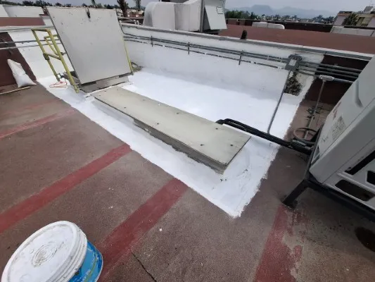 Trabajo de detalle en el servicio de impermeabilización de techos alrededor de equipos HVAC y pasarelas.