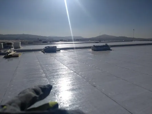 Aplicación y curado de sistemas impermeabilización de cubiertas reflectivos. Protección UV para techos planos