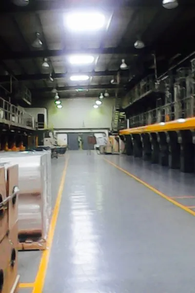 Pasillo de almacenamiento y área de trabajo. Verificación de iluminación en tareas visuales NOM-025-STPS.