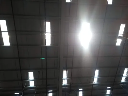 Estructura de techo y luces en área de venta. Inspección de calidad y mantenimiento de alumbrado NOM-025.