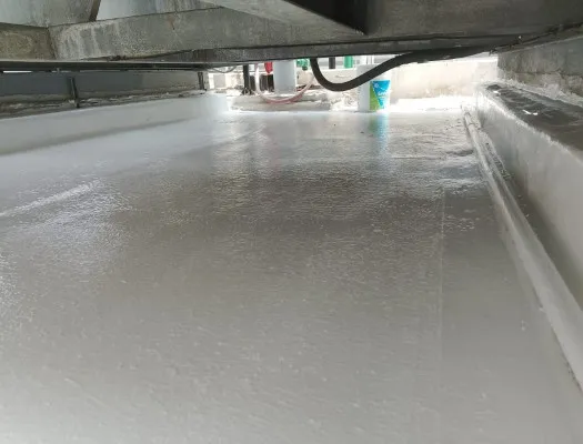 Detalle de la aplicación de un nuevo recubrimiento para techos, mostrando uno de los diversos tipos de cubiertas para techos para protección y durabilidad.