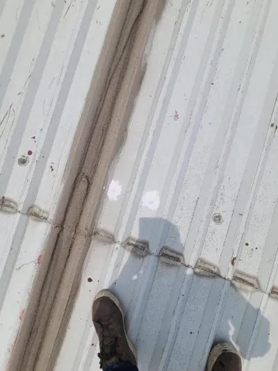 Vista de techo acanalado de nave industrial, con tragaluz y preparación para impermeabilización con membrana de PVC sobre uniones.