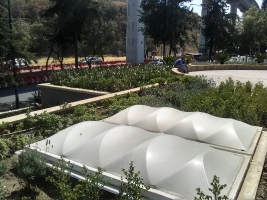 Primer plano de domos en área verde, evaluando el impacto en el Aislamiento acústico de niveles inferiores.