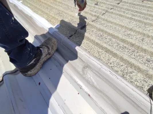 Fallo en la instalación de la cubierta de techo de lámina. Descubre qué es un canalón y por qué es vital para el drenaje de agua.