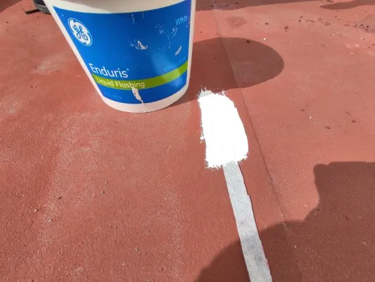 GE Enduris Liquid Flashing para Reparación de goteras en naves industriales. Detalle de aplicación con refuerzo de juntas.