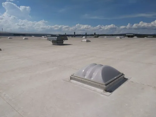 Cubierta de edificio industrial con domos y extractores, optimizando el Aislamiento acústico exterior e interior.