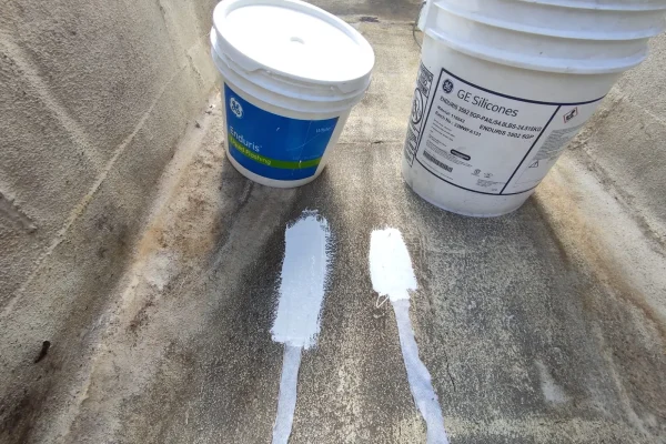 En un techo industrial hay reparación de goteras con impermeabilizante acrílico