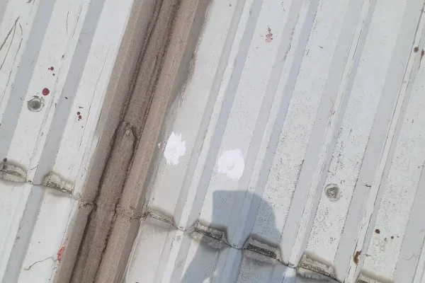 Para techos industriales, hay reparación de goteras con soluciones metálicas