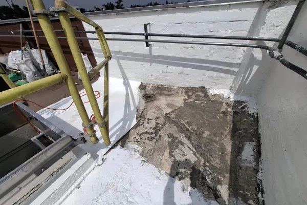 En un techo industrial hay impermeabilizante asfáltico, para reparación de goteras