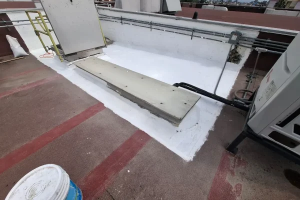 Reparación de goteras en techos con impermeabilizantes prefabricados